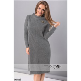 Платье с нашивкой на груди