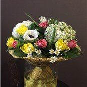Весенний букет цветов Лилия (сирень, анемоны, тюльпаны, нарцисс) заказать доставку в Москве по лучшей цене в Салоне флористики на Расковой 23а. Круглосуточная доставка в Москве и МО.